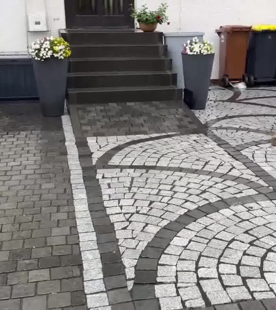 Pflasterung des Hauseingangs mit Muster