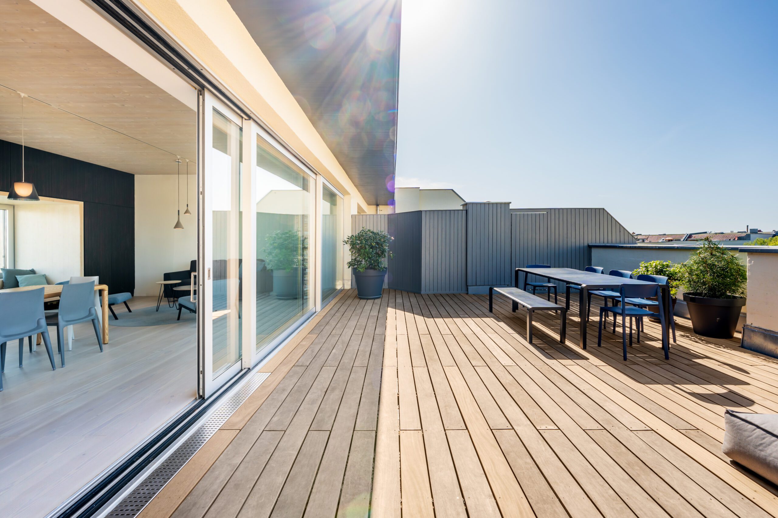 Terrasse mit Holzdielen und kompletter Einrichtung