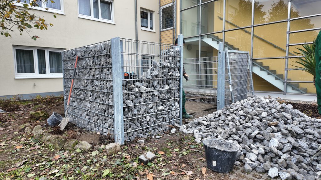 Die Gabionen werden befüllt